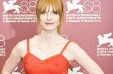 杰西卡·查斯坦(Jessica Chastain)身穿红色牛仔吊带裙，在发布会上显得过于随意，掩不住的是清纯中透着小性感。
