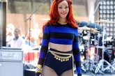 蕾哈娜(Rihanna)载歌载舞前的装扮，纤细小蛮腰性感自不必说，蓝色渔网袜也是推波助澜，热辣无敌！