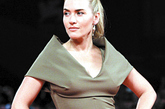 凯特·温丝莱特 (Kate Winslet)的维多利亚·贝克汉姆 (Victoria Beckham)品牌礼服，让胸部显得很憋屈。选择大胆，严重失误。