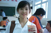 这是2009年奶茶妹妹在网络论坛中的走红照片，因为她一手拿着奶茶，形象清新可人被网友喜爱，称之为奶茶妹妹。