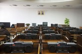 几列便携式播放机摆在平壤人民学习大礼堂内的一所音乐教室里的桌面上。