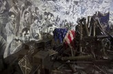 照片摄于今年3月9日，一面美国国旗和一些武器被放置在平壤战争博物馆的玻璃展示柜内，背景是美国大兵“欲哭无泪”的表情。