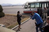一个欧洲旅客给一名朝鲜航空公司空姐拍照。她服务的高丽航班刚从北京飞达平壤。