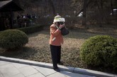 一个专业摄影师拍下了金日成出生地纪念馆作为自己到此一游的纪念。