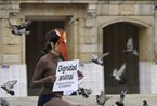 哥伦比亚 年轻人半裸抗议惩罚动物