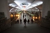 上班族步行穿过平壤市内的一个地铁站。