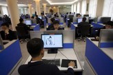金日成大学，学生在图书馆里面使用电脑。