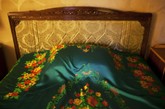 平壤高丽饭店房间里，一张艳丽的花布盖在床铺上。