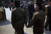 两个朝鲜女交警手牵手，走向万景台金日成出生地。