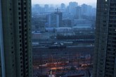 照片摄于今年4月12日，黄昏时分从酒店房间窗户望出去所看到的平壤。