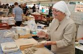 80多岁老人凯苏·罗卡在首届芬兰美食节上制作家乡特产——卡尔亚拉馅饼。新华社记者赵长春摄