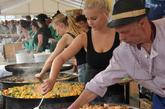在首届芬兰美食节上，人们可以品尝来自芬兰北部拉毕地区的美味食品。新华社记者赵长春摄