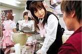 6. 女仆餐厅，东京，日本
餐厅特色：该餐厅所有的女服务生穿的都是特制的可爱女仆服装，绝对让你食欲大增。