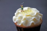 来自美国西雅图的摄影Christopher Boffoli利用普通的食物和玩具小人模型，创造了一个个精彩的生活场景。