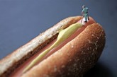 来自美国西雅图的摄影Christopher Boffoli利用普通的食物和玩具小人模型，创造了一个个精彩的生活场景。