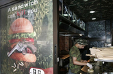 1. 屁股和手枪餐厅，贝鲁特，黎巴嫩
主题：军事
餐厅特色：三明治可以杀死人？该餐厅可以让你过把杀手瘾。
