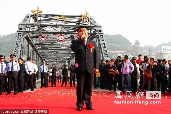 百年黄河老桥见证百对新人婚礼 