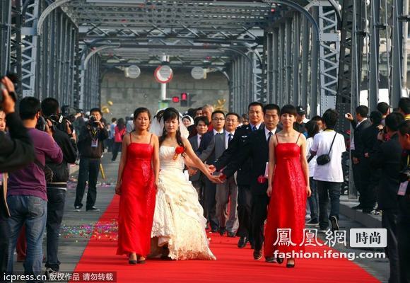 百年黄河老桥见证百对新人婚礼 