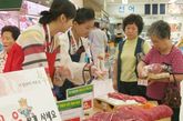 买一小箱肉要花一千元。在韩国，每年有两个最重要的节日，一是中秋，二是春节。在这两个节日期间，记者会收到韩国朋友送的排骨等肉类食品，其中包括牛排、猪排、里脊肉等等。这些在当地都属于贵重礼物。