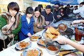 在韩国住上一段时间之后，记者发现韩国的肉类价格真是很贵。一般来说，买一小箱肉，至少也要花人民币1000元左右。有人说，“在韩国买10斤高档牛肉的钱在中国可以买一头牛了。”
