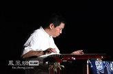 著名古琴家张俊波表演古琴曲（图片来源：凤凰网华人佛教 摄影：曹立君）