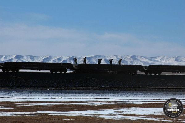 图片故事：青藏铁路建设者们的艰辛与痛苦