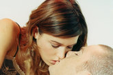 理由5、止痛效果
　　在接吻过程中，人体会分泌出来一种名为安多芬的激素类物质，它可以让人感觉心情舒畅，一般来说，它只会在人们运动、听音乐等心情愉悦时产生，它最大的特点是具有良好的止痛作用。
　　越是激情四射的热吻，机体内安多芬的分泌就越多。一次接吻所产生的安多芬对人的抚慰作用相当于打一次小剂量的吗啡。同时，接吻还能诱发人体一些自然抗体的产生，这都具有良好的止痛效果。（资料图）