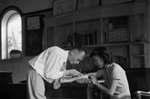 這張打針照片拍攝於1949年的上海，周海嬰喜歡用鏡頭抓取關鍵性瞬間。1956年以後，他的攝影題材上更偏重孩子、家庭。