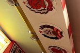 房顶贴满徽章，墙上是列宁斯大林的画像，一切都以红色为主色调。