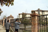 文强豪宅已成为游客参观的“景点”。