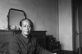 周海嬰1948年12月在沈陽鐵路賓館內拍攝的蔡廷鍇將軍，神態自然。