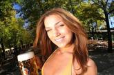 为了给慕尼黑啤酒节预热，《花花公子》女模啤酒桶中大玩湿身诱惑，啤酒中洗浴。