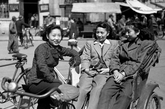 三个上海摩登女郎坐在三轮车上，作品摄于1948年，这些街头景观与当时的主流宣传符号拉开了距离。略显中性而大气的打扮在今天看来依然味道十足