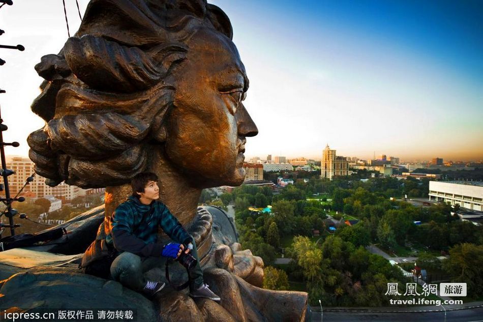 俄少年在上百米高建筑边缘冒险拍摄绝美照片