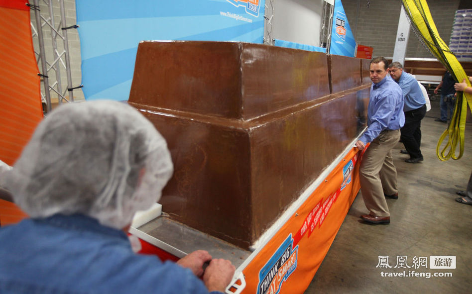 世界上最大巧克力棒新鲜出炉 重达1.2万磅