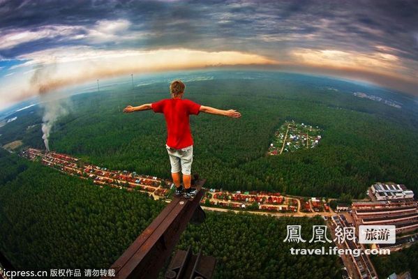 俄少年在上百米高建筑边缘冒险拍摄绝美照片