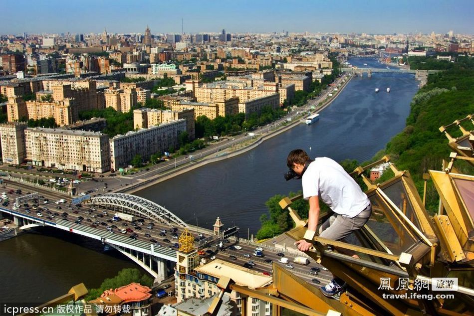 俄少年在上百米高建筑边缘冒险拍摄绝美照片