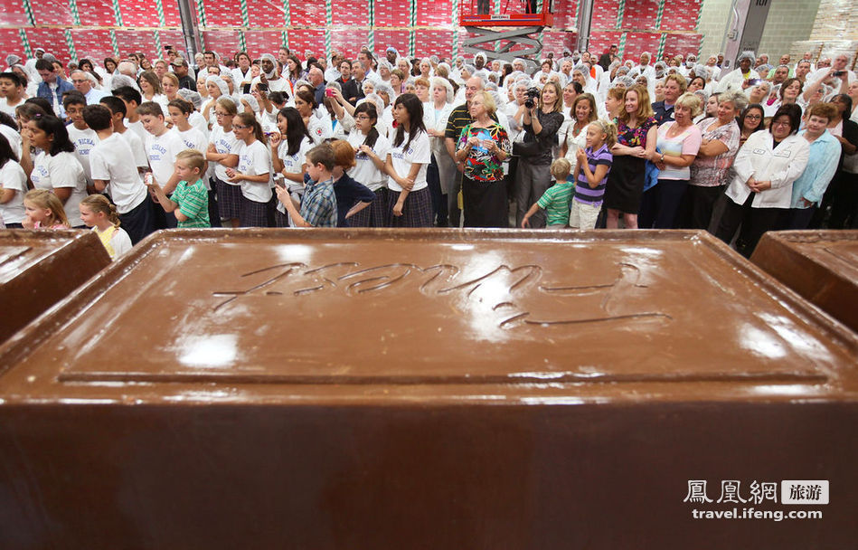 世界上最大巧克力棒新鲜出炉 重达1.2万磅