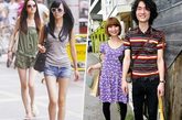 日本女性一向给人的印象就是娇小、圆粗腿，当然，这并不能责怪她们，这是日本人从小就习惯跪坐造成的。图为中国女孩美腿对比日本女孩。(图片来源：凤凰网时尚)