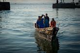 每年8月，是俄罗斯萨哈林岛的鱼讯期。只要开车到海边，不一会就能够钓到一小船的鲑鱼。在海边有鱼类加工厂，那里可以直接对鲑鱼进行加工、分离。据悉，当地居民的家中每年都会储存上百公斤的鱼子酱，可以免费供应给亲朋好友。如今，为保护周边生态资源，控制捕捞过程，沿海地区会有专门防卫的边防警卫。
