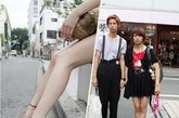 图为中国女孩美腿对比日本女孩。(图片来源：凤凰网时尚)