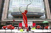 2011年9月13日，神态生动、舞步狂放的红辣椒在黑白琴键上翩然起舞。由新加坡女艺术家库玛丽创作的2011上海艺术博览会大型主题雕塑《生命探戈》，在上海世贸商城门口揭幕。作为亚洲最大规模的艺术品交易盛会，2011上海艺博会将于今天起至18日在上海世贸商城举办。来自12个国家的155家画廊携数千件油画、中国画、版画、雕塑、水彩、摄影、装置、陶瓷等艺术品参展。契合当下艺术投资的热潮，本次艺博会的主题为“艺术就是财富”。
