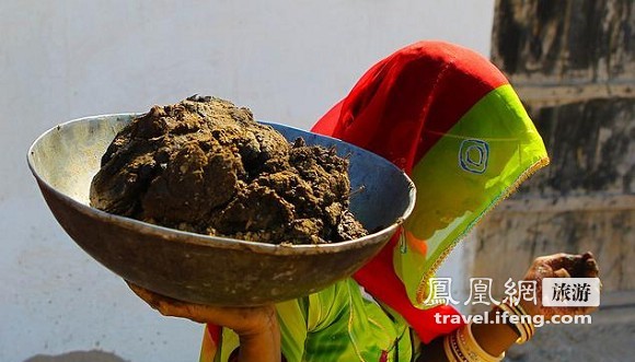 印度人用牛粪刷牙 把牛粪当宝贝