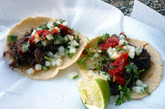 三、墨西哥San Miguel de Allende市街头有全墨西哥最地道的Tacos，Tacos是一种墨西哥特色食物，是用玉米粉制成的薄饼中夹一些墨西哥蔬菜。