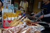 济州岛的许多景点也有这样的小吃摊，主要卖烤鱿鱼等海味，味道不错，不过不算便宜，1W韩币（60RMB）一只。