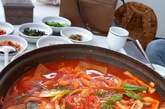 无敌美味的辣味带鱼蔬菜锅，第一次吃鲜带鱼，意想不到的美味。