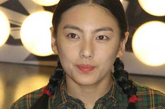张雨绮：在周星驰的星辉公司的第二部作品《跳出去》颠覆了其《长江七号》中的淑女形象，饰演一位村姑。中分大粗辩，有点惨不忍睹。