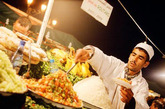 二、摩洛哥Marrakesh海港街头的厨子在烹调摩洛哥传统食物。