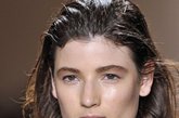 每年发型潮流各不一样，2012纽约时装周的“湿发潮”尤为引人注目，这样不太容易掌握的潮流感，你能否HOLD住？