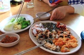 这份海鲜刺身拼盘3W韩币（180RMB），黄瓜、洋葱、大蒜、辣椒和大酱免费。